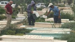 العناية بالقبور مهنة جديدة للعاطلين عن العمل بغزة