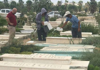 العناية بالقبور مهنة جديدة للعاطلين عن العمل بغزة