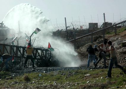 إصابات بالاختناق خلال قمع الاحتلال لمسيرة بلعين