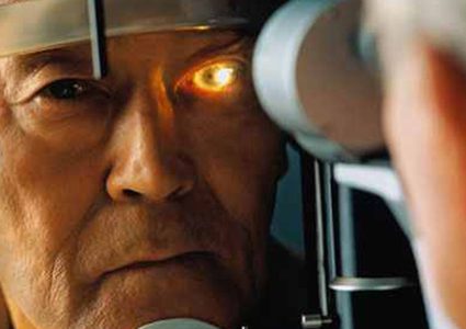 فحص العين قد يتنبأ بالزهايمر قبل سنوات من أعراضه