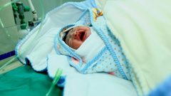 جنين: زوجة أسير تنجب طفلاً من نطفة مهربة