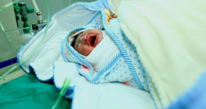 جنين: زوجة أسير تنجب طفلاً من نطفة مهربة