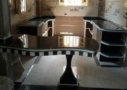 خريجون حرموا من الوظائف فتميزوا بمهن أخرى