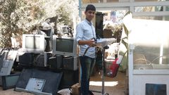 شاب من غزة يخترع روبوت حامل للأفراد متعدد الأغراض