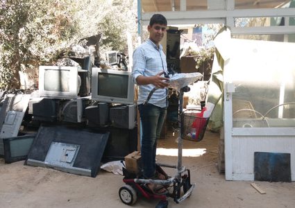 شاب من غزة يخترع روبوت حامل للأفراد متعدد الأغراض