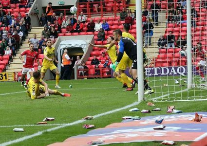 بالصور.. احتجاج غريب لمشجعي ناد إنجليزي