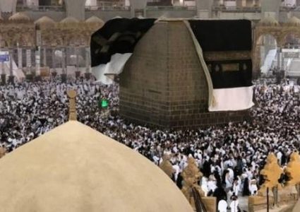 ما مصير الكسوة القديمة للكعبة بعد استبدالها ؟