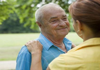 أسترالية تجمع ثروتها من عناق الغرباء