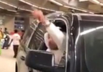 حاج "VIP" يرمي الجمرات مستقلا سيارة (فيديو)