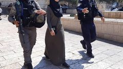 الاحتلال يعتقل فتاة أثناء خروجها من المسجد الأقصى