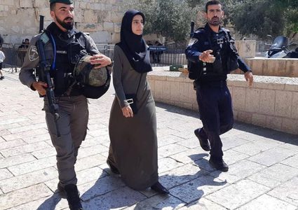 الاحتلال يعتقل فتاة أثناء خروجها من المسجد الأقصى