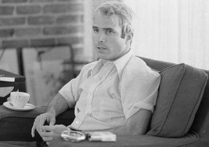 "عاهة مستديمة".. حقائق عن السيناتور الراحل