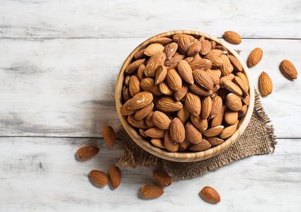 تناول حفنة من اللوز يغني عن تناول الإفطار