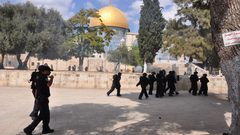 الاحتلال يبعد أربعة من موظفي الأوقاف عن الأقصى