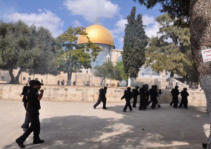 الاحتلال يبعد أربعة من موظفي الأوقاف عن الأقصى