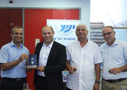 بينت لقادة الإستيطان:"نحن في طريقنا لضم الضفة"