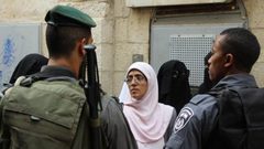 الاحتلال يبعد خديجة خويص وابنتها عن المسجد الأقصى