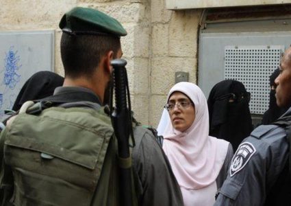 الاحتلال يبعد خديجة خويص وابنتها عن المسجد الأقصى