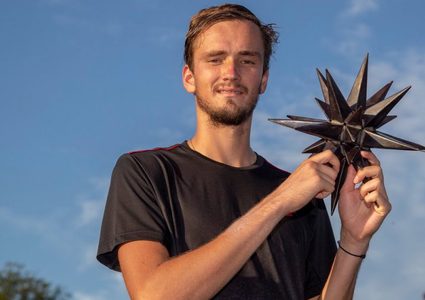 ميدفيديف يتوج باللقب على حساب جونسون