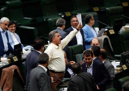 مشاجرة في البرلمان الإيراني لإعفاء وزير الاقتصاد