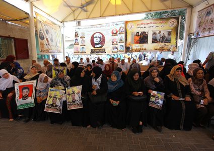 فلسطينيون يشاركون في احتجاج لإظهار التضامن مع السجناء الفلسطينيين المحتجزين في السجون الإسرائيلية ، أمام مكتب الصليب الأحمر في مدينة غزة