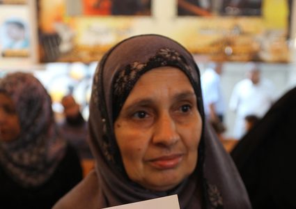 فلسطينيون يشاركون في احتجاج لإظهار التضامن مع السجناء الفلسطينيين المحتجزين في السجون الإسرائيلية ، أمام مكتب الصليب الأحمر في مدينة غزة