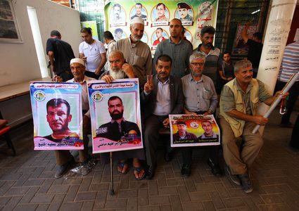 فلسطينيون يشاركون في احتجاج لإظهار التضامن مع السجناء الفلسطينيين المحتجزين في السجون الإسرائيلية ، أمام مكتب الصليب الأحمر في مدينة غزة