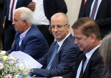 رئيس الوزراء الفلسطيني ، الدكتور رامي حمدالله ، يحضر افتتاح المركز الوطني لإعادة التأهيل ، في مدينة بيت لحم بالضفة الغربية