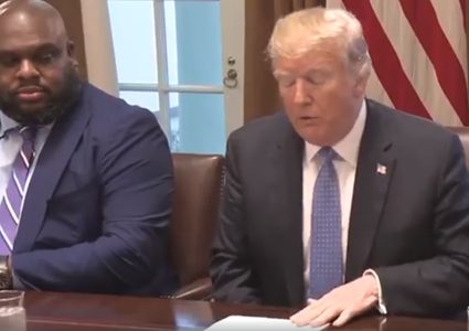 أخطاء ترامب المتكررة تثير السخرية