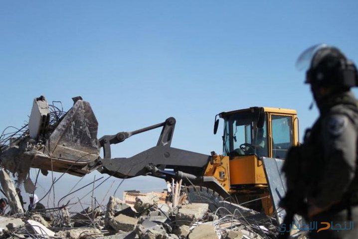 نشطاء ينتزعون قرارا بوقف هدم منزل وإزالة آخر متنقل