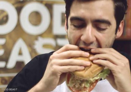 منذ سنوات ونحن نمسك الهمبرغر بشكل خاطئ