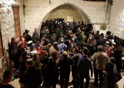 آلاف المستوطنين يقتحمون "قبر يوسف"