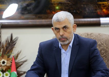 موقع عبري: اختفاء السنوار عن الأنظار يقلق إسرائيل