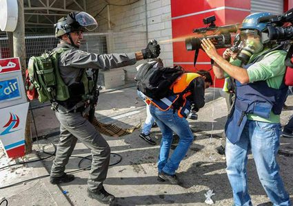 منتدى الإعلاميين يدين اعتداء الاحتلال على صحفيين