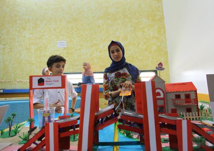 أطفال من غزة يشاركون في معرض تكنولوجي في القطان