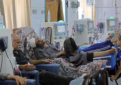 مرضى غزة يخضعون لغسيل الكلى في مستشفى الشفاء خلال الأزمة المستمرة في انقطاع التيار الكهربائي ، في مدينة غزة اليوم. وقال المتحدث باسم  صحة غزة ، أشرف القدرة يوم الاثنين انه لا يوجد رد من الجهات المانحة لتوفير الوقود اللازم لتشغيل منشآت الوزارة.
 تصوير أشرف عمرة