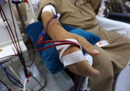 مرضى غزة يخضعون لغسيل الكلى في مستشفى الشفاء خلال الأزمة المستمرة في انقطاع التيار الكهربائي ، في مدينة غزة اليوم. وقال المتحدث باسم  صحة غزة ، أشرف القدرة يوم الاثنين انه لا يوجد رد من الجهات المانحة لتوفير الوقود اللازم لتشغيل منشآت الوزارة.
 تصوير أشرف عمرة