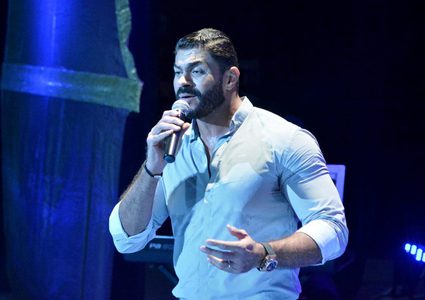 خالد سليم يغني لزوجته