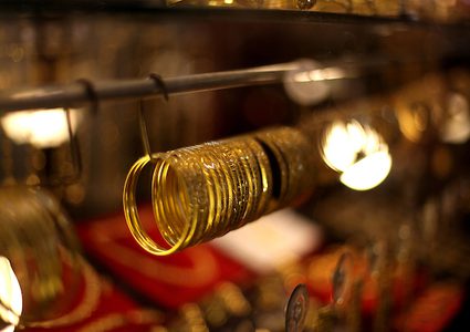 الذهب يصعد مع هبوط الدولار