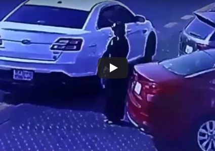 سعودية تسرق سيارة من أمام أحد المتاجر