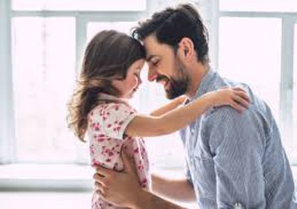 الفتيات المقربات من أبائهن أكثر قدرة على التأقلم