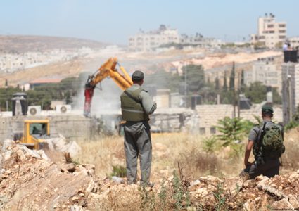 الاحتلال يستعد لهدم منشأة تجارية جنوب الأقصى