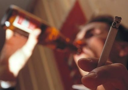 دراسة: التدخين والكحول يدمران شرايين المراهقين