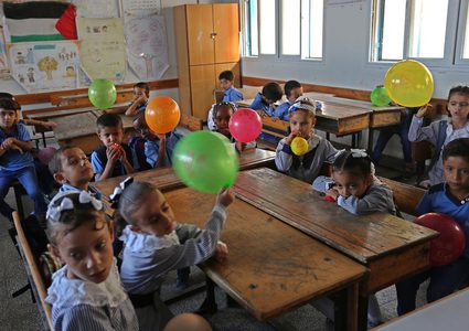 خلال افتتاح العام الدراسي الجديد في مدرسة تابعة لوكالة الغوث وتشغيل اللاجئين الفلسطينيين "أونروا" في دير البلح وسط قطاع غزة.