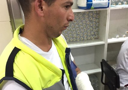 مركبة غير قانونية تدهس شرطي مرور وضابط في الخليل