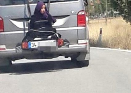 سائق يربط فتاة بالصندوق الخلفي لسيارة (فيديو)