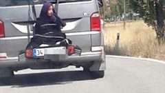 سائق يربط فتاة بالصندوق الخلفي لسيارة (فيديو)