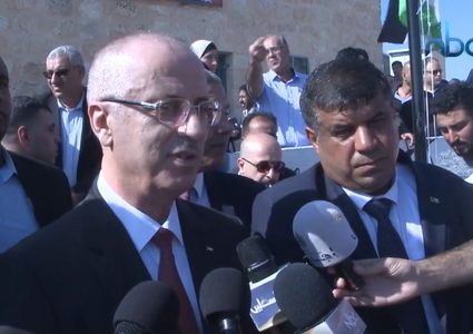 الحمد الله يفتتح مدرسة التحدي ويطلق العام الدراسي