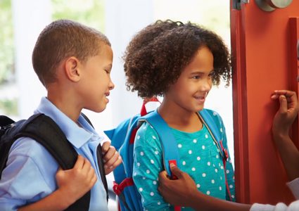 فرحة الأهل مع عودة الأولاد إلى المدارس