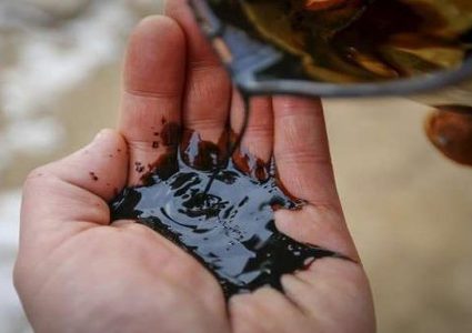 النفط ينخفض مع زيادة المخزونات الأمريكية